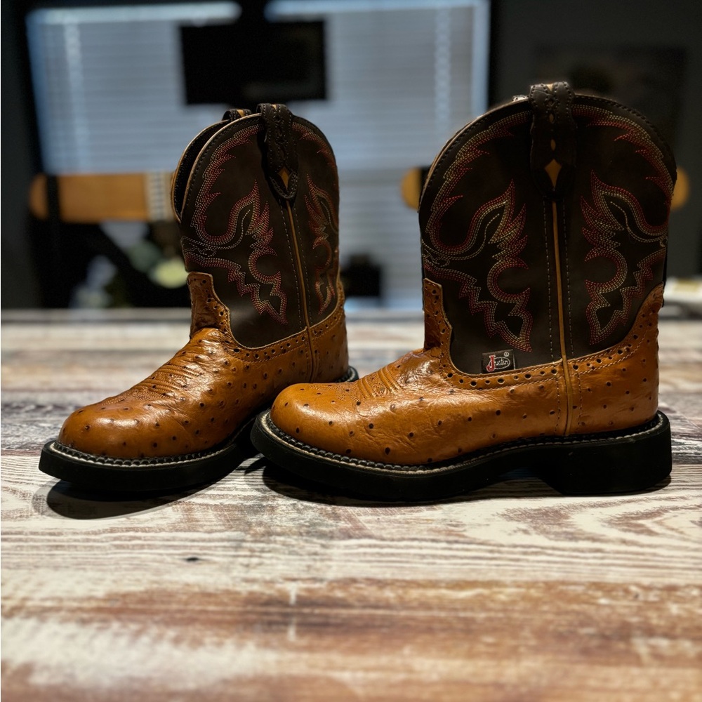 Women’s Sz., 7B, Ostrich, Leather Upper Justins